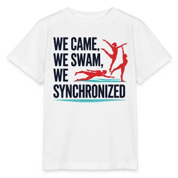 Wir kamen, wir schwammen, wir synchronschwimmen Design - Stanley/Stella Kinder T-Shirt MINI CREATOR  - Weiß - Vorne - Maike (125cm)