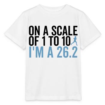 Sur une échelle de 1 à 10, je suis un 26,2 - T-shirt bio MINI CREATOR Stanley/Stella Enfant - blanc - Devant - Maike (125cm)