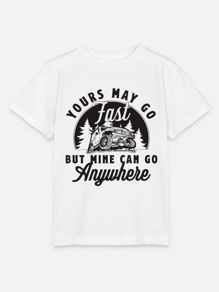 Yours May Go Fast But Mine Roadtrip Off-Road Racer - T-shirt MINI CREATOR barn från Stanley/Stella - vit