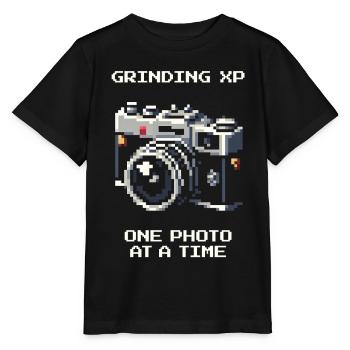 XP grinden | Foto für Foto besser, Fotografie - Stanley/Stella Kinder T-Shirt MINI CREATOR  - Schwarz - Vorne - Mikhail (115cm)