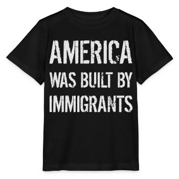 AMERICA WAS BUILT BY IMMIGRANTS Flüchtlingsrechte - Stanley/Stella MINI CREATOR Kids’ T-Shirt - black - Front - Mikhail (115cm)