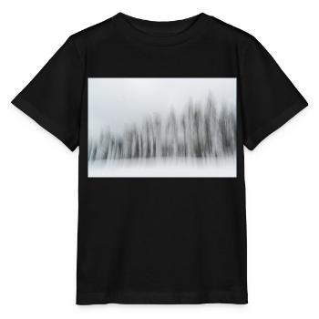Eine Reihe verschneiter Nadelbäume in einer Winterlandschaft in m - Stanley/Stella Kinder T-Shirt MINI CREATOR  - Schwarz - Vorne - Mikhail (115cm)