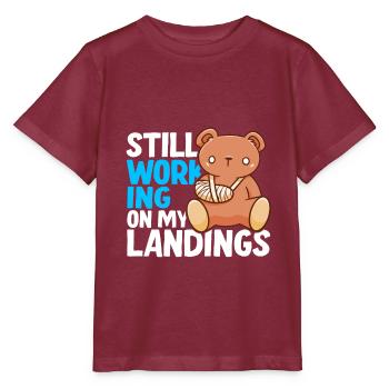 Ich arbeite noch an meiner Landung - Stanley/Stella Kinder T-Shirt MINI CREATOR  - Burgunderrot - Vorne - Kain (125cm)