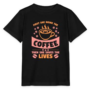 FIRST SHE DRINK THE COFFEE THEN SHE SAVES THE LIVE - Stanley/Stella MINI CREATOR Kids’ T-Shirt - black - Front - Mikhail (115cm)