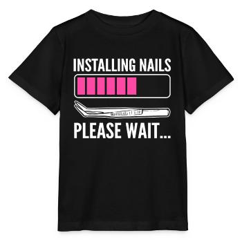 Nägel installieren Bitte warten Nagel Technician - Stanley/Stella Kinder T-Shirt MINI CREATOR  - Schwarz - Vorne - Mikhail (115cm)