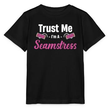 Vertrau Mir, Ich Bin Eine Näherin, Quilterin, - Stanley/Stella Kinder T-Shirt MINI CREATOR  - Schwarz - Vorne - Mikhail (115cm)