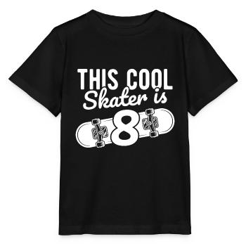 This Cool Skater is 8 Skateboard Longboard Kickfli - Stanley/Stella Kinder T-Shirt MINI CREATOR  - Schwarz - Vorne - Mikhail (115cm)