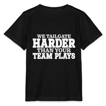 We Tailgate Harder Than Your Team Plays 3 - Stanley/Stella Kinder T-Shirt MINI CREATOR  - Schwarz - Vorne - Mikhail (115cm)