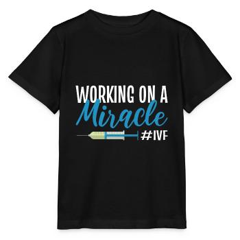 Working On A Miracle #IVF Gynäkologe - Stanley/Stella Kinder T-Shirt MINI CREATOR  - Schwarz - Vorne - Mikhail (115cm)