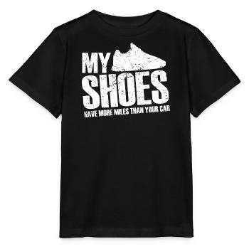 Meine Schuhe haben mehr Kilometer als Ihr Auto | Für Runne - Stanley/Stella Kinder T-Shirt MINI CREATOR  - Schwarz - Vorne - Mikhail (115cm)