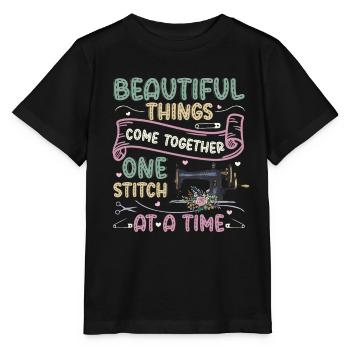 Ein Stich nach dem anderen, Quilten, Nähen. - Stanley/Stella Kinder T-Shirt MINI CREATOR  - Schwarz - Vorne - Mikhail (115cm)