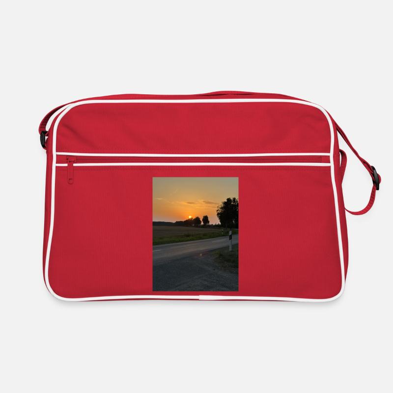 Coucher de soleil sur le bord de la route Sac Retro
