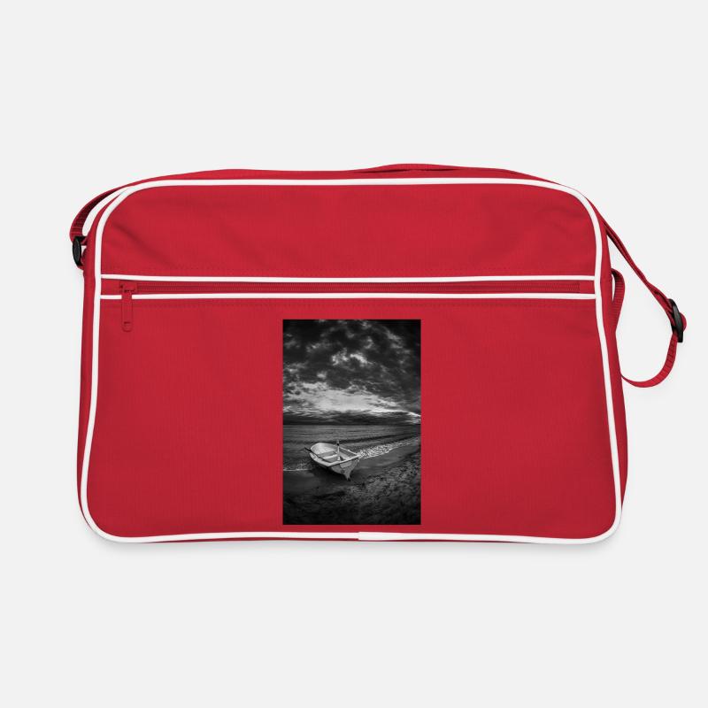 Ein Boot an einem dunklen Ufer Retro Tasche