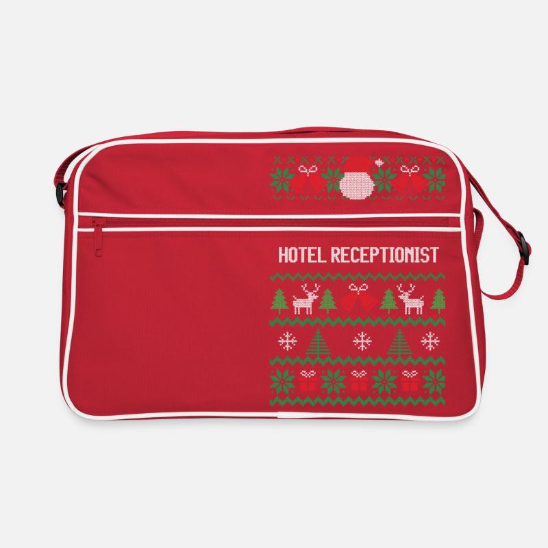 Un réceptionniste de l’hôtel Merry Sac Retro