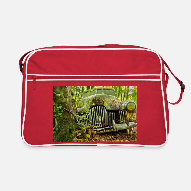 Waldverfall: Rostige Autoüberreste Retro Tasche
