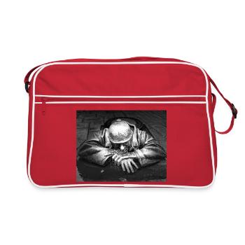 Un soldat silencieux sur une rue mouillée - Sac Retro - rouge/blanc - Devant