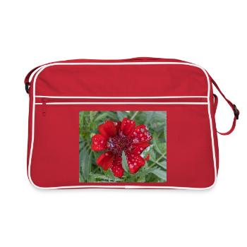 Rote Kleinblattblüte, bedeckt mit Wassertropfen, - Retro Tasche - Rot/Weiß - Vorne