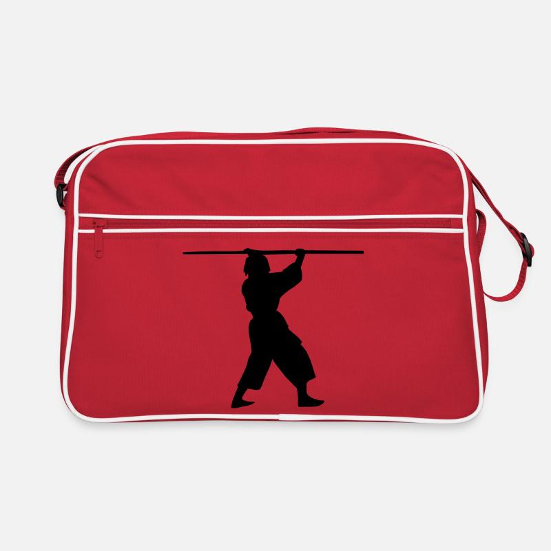 Kobudo mit langem Bo über dem Kopf Schattenfigur - Retro Tasche - Rot/Weiß