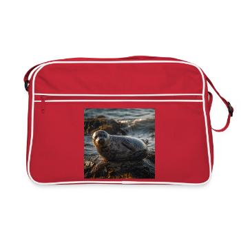 Robbe auf der Klippe am Meer - Retro Tasche - Rot/Weiß - Vorne