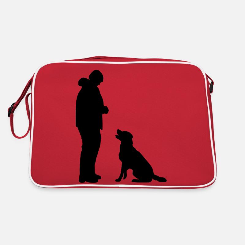 Hund sitzt vor Retro Tasche