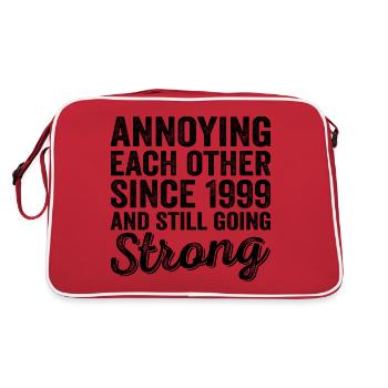 25 Jahre Hochzeit - seit 1999 nerven wir uns gegenseitig - Retro Tasche - Rot/Weiß - Hinten