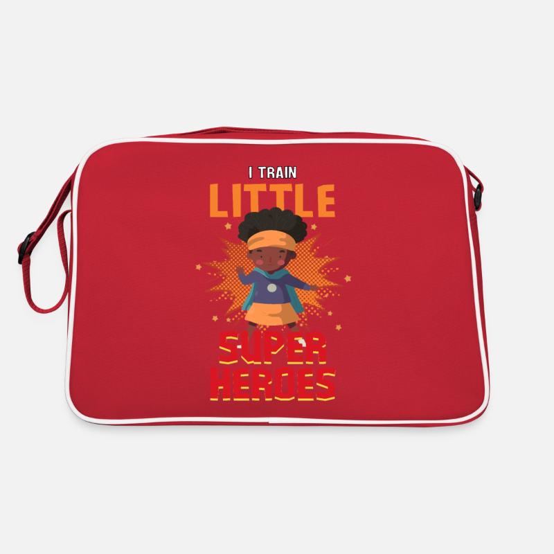 Une enseignante de maternelle élève des petits super-héros Sac Retro