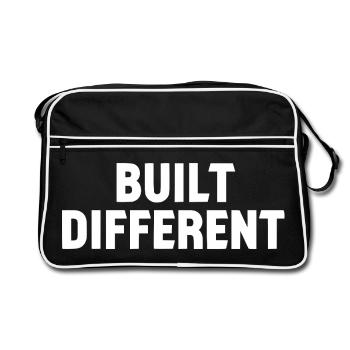 Built Different Bold Typo Logo - Retro Tasche - Schwarz/Weiß - Vorne