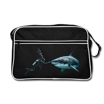 Scuba Diver Booping a Great White Shark  - Retro Tasche - Schwarz/Weiß - Vorne