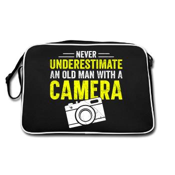 Never underestimate an old man with a camera - Sac Retro - noir/blanc - Dos