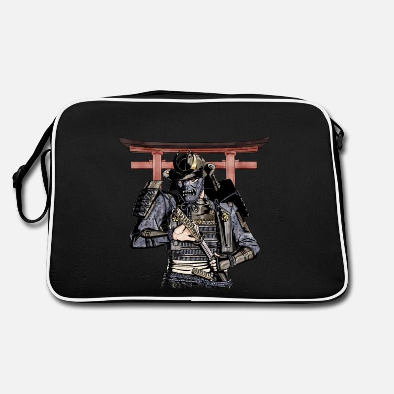 Blauer Samurai zieht sein Katana mit Torii aus der Scheide Retro Tasche