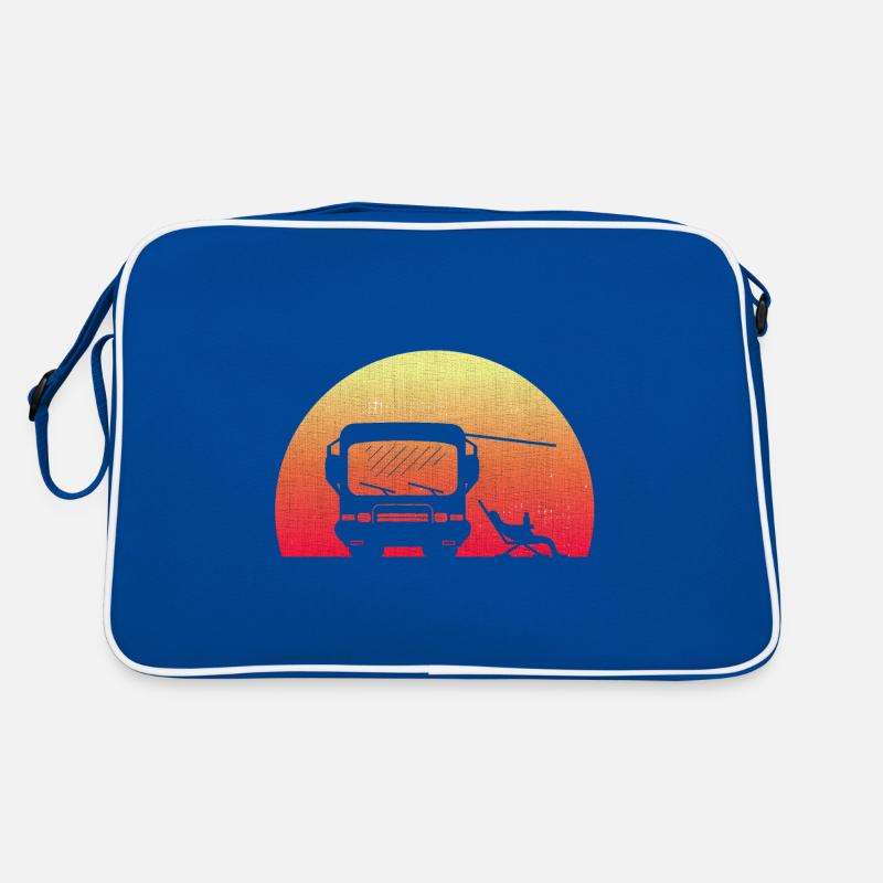 Camping-car classique au coucher du soleil avec le propriétaire assis Sac Retro