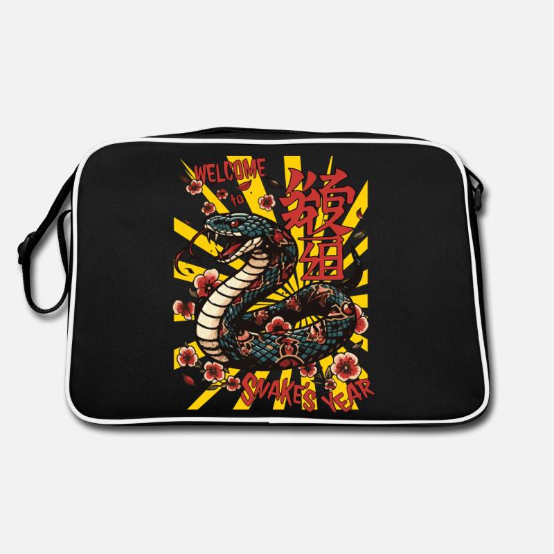 Serpent en bois vert dans le style anime. Bonne Année! Sac Retro