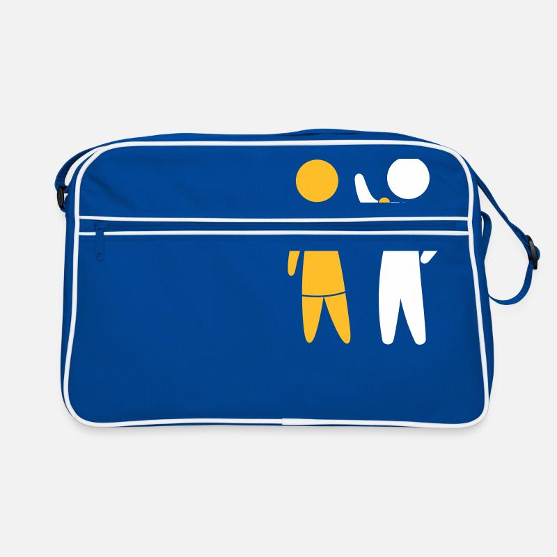 Le journaliste parle dans le micro Sac Retro