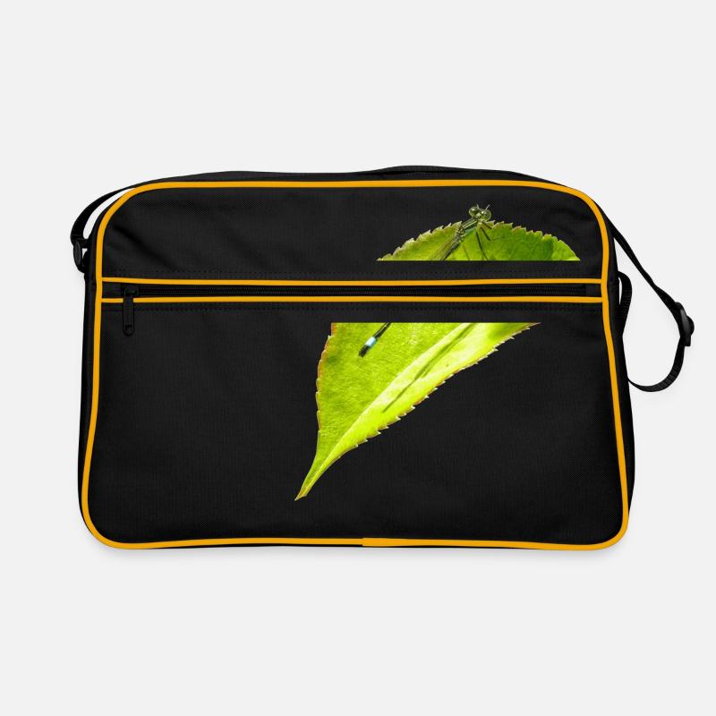 Eine Libelle ruht sich auf einem Blatt aus - Retro Tasche - Schwarz/Gold