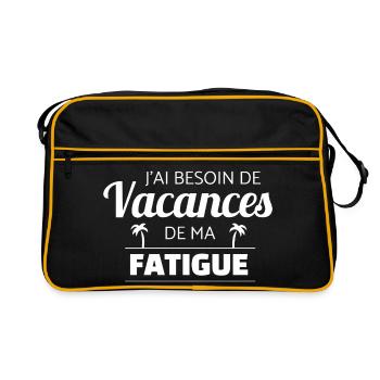 Fatigue Humor T-Shirt – Brauche Urlaub - Retro Tasche - Schwarz/Gold - Vorne