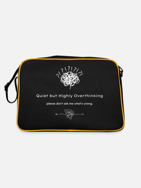 Quiet but Highly Overthinking dunkle Shirts - Retro Tasche - Schwarz/Gold - Hinten