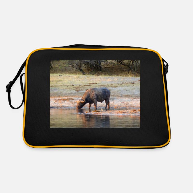 Paysage à la rivière Cubango avec le buffle du Cap Sac Retro