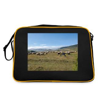 Sheep, donkeys, mountains, meadows - Retro Bag - black/gold - Back