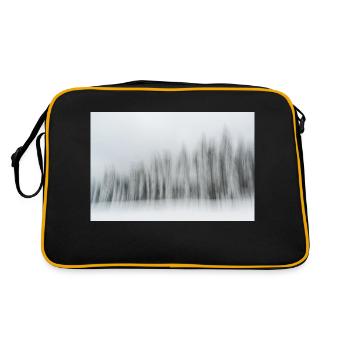 Une rangée de conifères enneigés dans un paysage hivernal en m - Sac Retro - noir/or - Dos