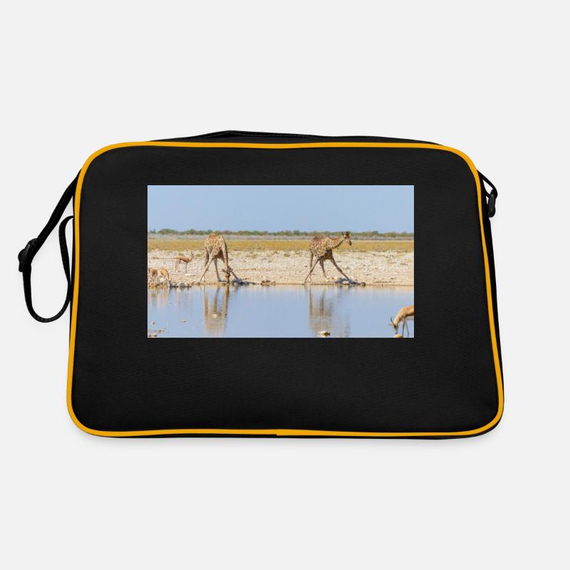 Landschaft am Fluss Cubango mit Giraffe Retro Tasche