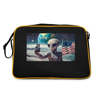 grey alien on the moon surface – making selfies - Retro Bag - black/gold - Back