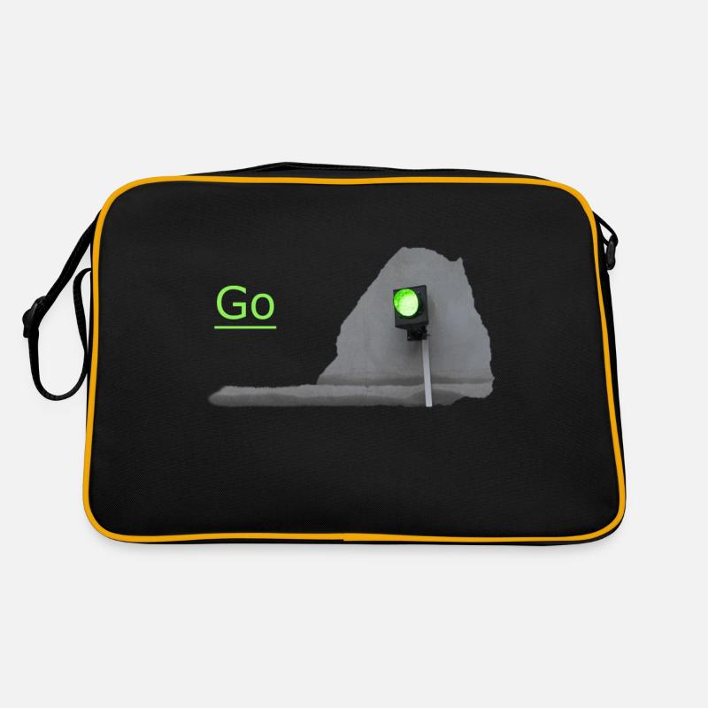 Le feu de circulation brille en vert devant le gris Sac Retro