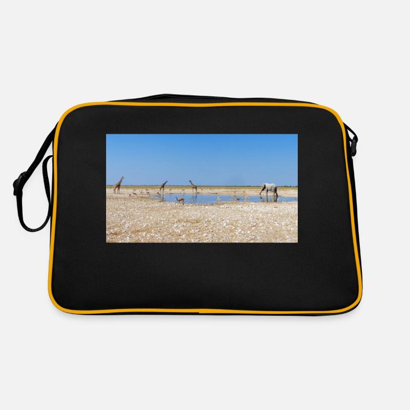 Landschaft am Fluss Cubango mit Giraffe Retro Tasche
