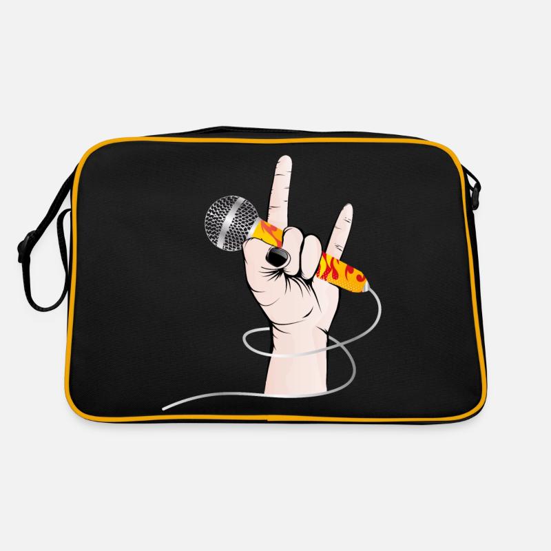 Hand eines Rock Sängers hält ein Gesangs Mikrofon Retro Tasche