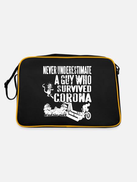 Never Underestimate A Guy Who Survived Corona - Retro Tasche - Schwarz/Gold - Hinten