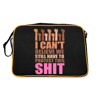 Ich kann nicht glauben, dass wir immer noch protestieren müssen - Retro Tasche - Schwarz/Gold - Hinten