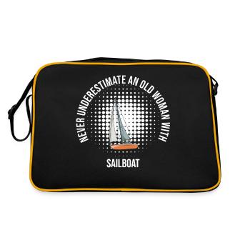 Never Underestimate An Old Woman With Sailboat - Retro Tasche - Schwarz/Gold - Hinten