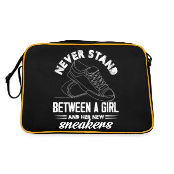 Ne vous tenez jamais entre une fille et ses nouvelles baskets - Sac Retro - noir/or - Dos