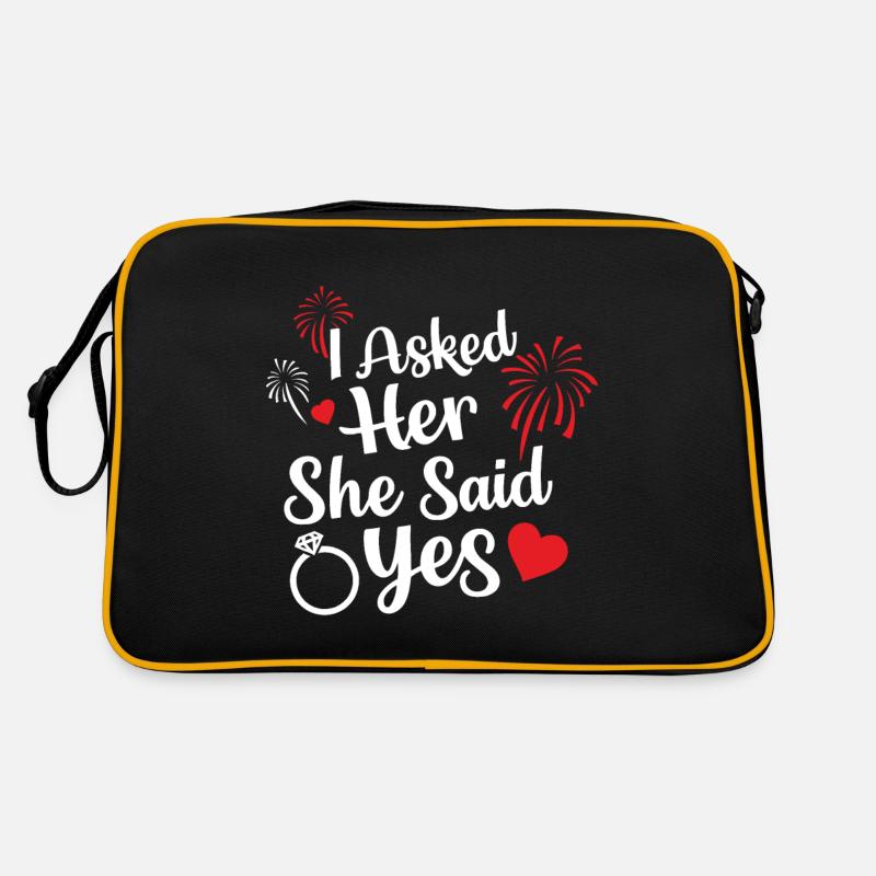 Ich fragte sie und sie sagte: Ja, Verlobungszitat, Requisite Retro Tasche