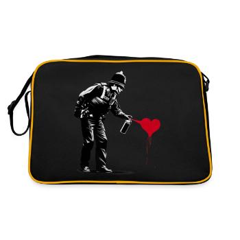 English police officer spraying a red heart - Retro Tasche - Schwarz/Gold - Hinten
